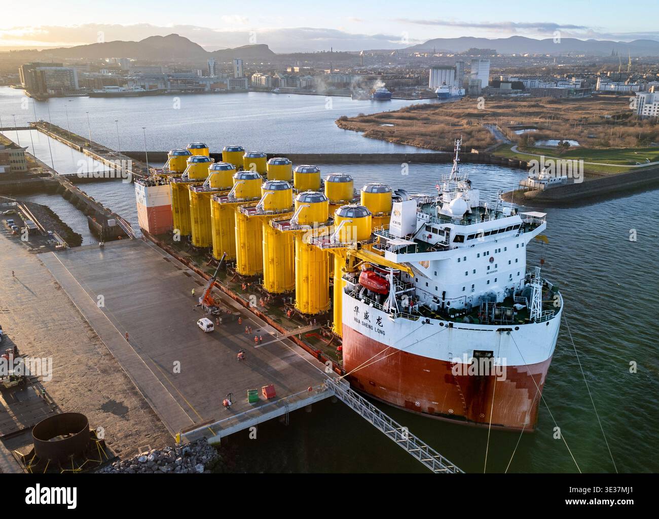 Monopiles, pièces de transition et jackets pour la construction de parcs éoliens offshore Banque D'Images