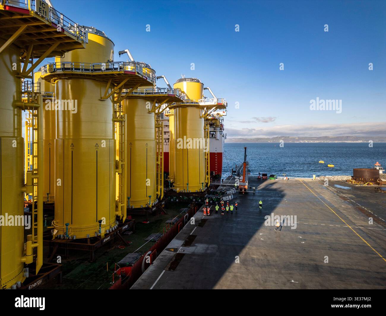Monopiles, pièces de transition et jackets pour la construction de parcs éoliens offshore Banque D'Images