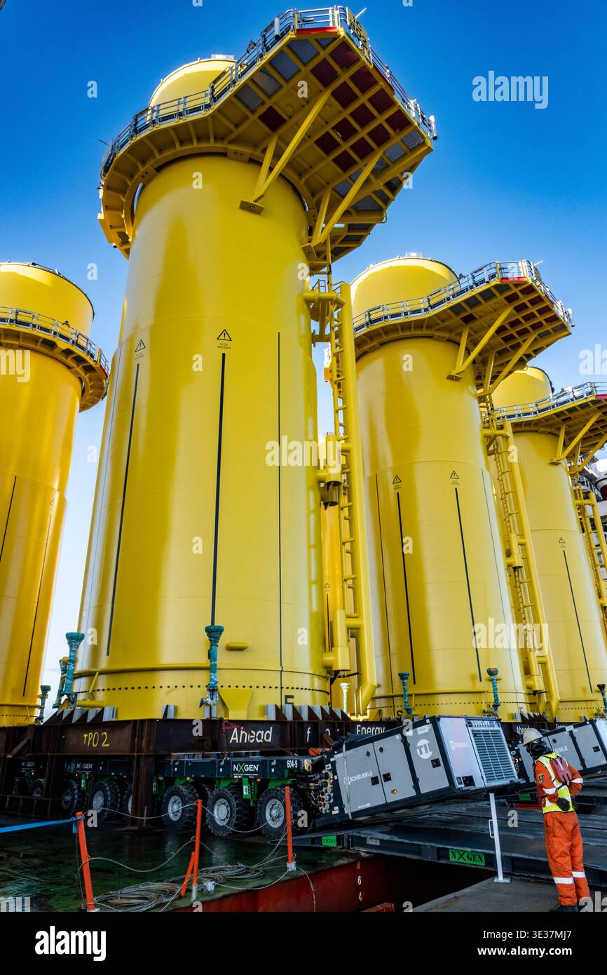 Monopiles, pièces de transition et jackets pour la construction de parcs éoliens offshore Banque D'Images