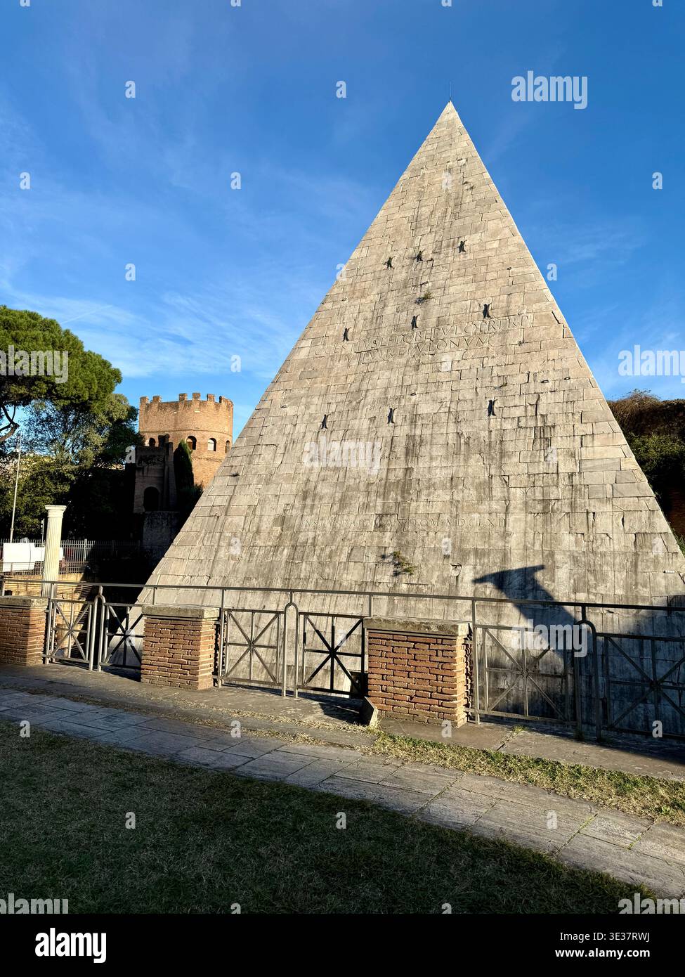 La pyramide de Cestius est une ancienne pyramide romaine située à Rome, en Italie, près de la Porta San Paolo et du cimetière protestant. Banque D'Images