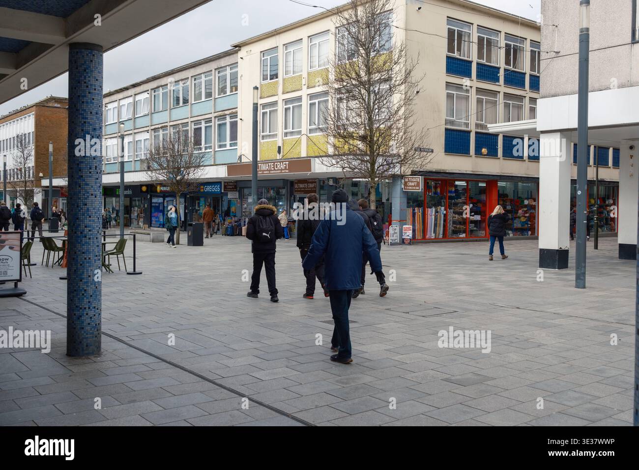 Une vue de Queens Walk menant à Queens Way Crawley England avec les gens qui marchent et passent Banque D'Images