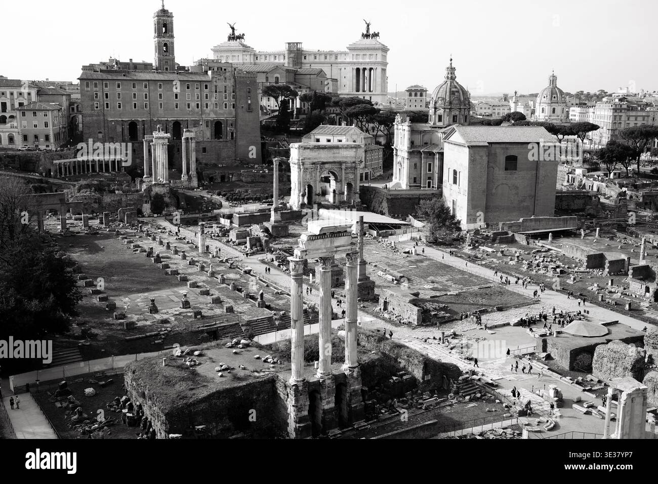 Vue du Forum romain avec le Temple de Saturne et l'Arc de Septimius sévère à Rome, Italie. Banque D'Images