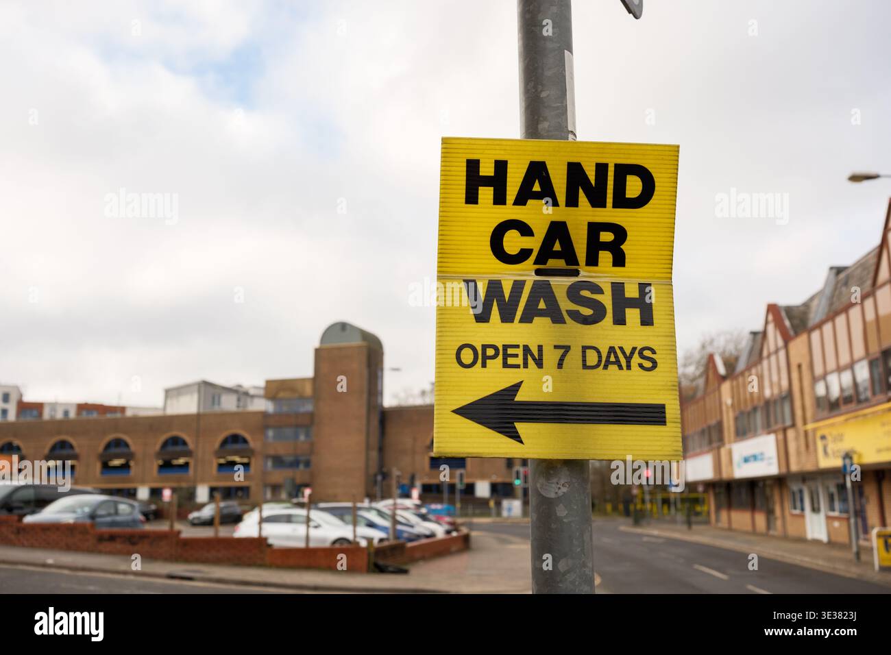 Un panneau de lavage de voiture à la main connecté à un lampadaire sur une publicité de rue à Crawley Angleterre Banque D'Images