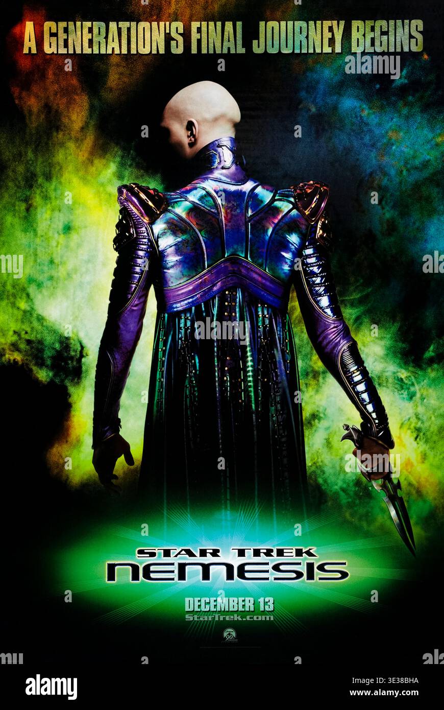 Star Trek Nemesis (2002) réalisé par Stuart Baird avec Patrick Stewart, Jonathan Frakes et Brent Spiner. Alors qu’il escorte un émissaire pour négocier la paix avec l’Empire romulien, le capitaine Jean‑Luc Picard affronte un clone de lui-même génétiquement modifié qui prévoit de déclencher une guerre galactique. Photographie d'une affiche originale US Advance de 2002 À USAGE ÉDITORIAL EXCLUSIF. Crédit : BFA / Paramount Pictures Banque D'Images