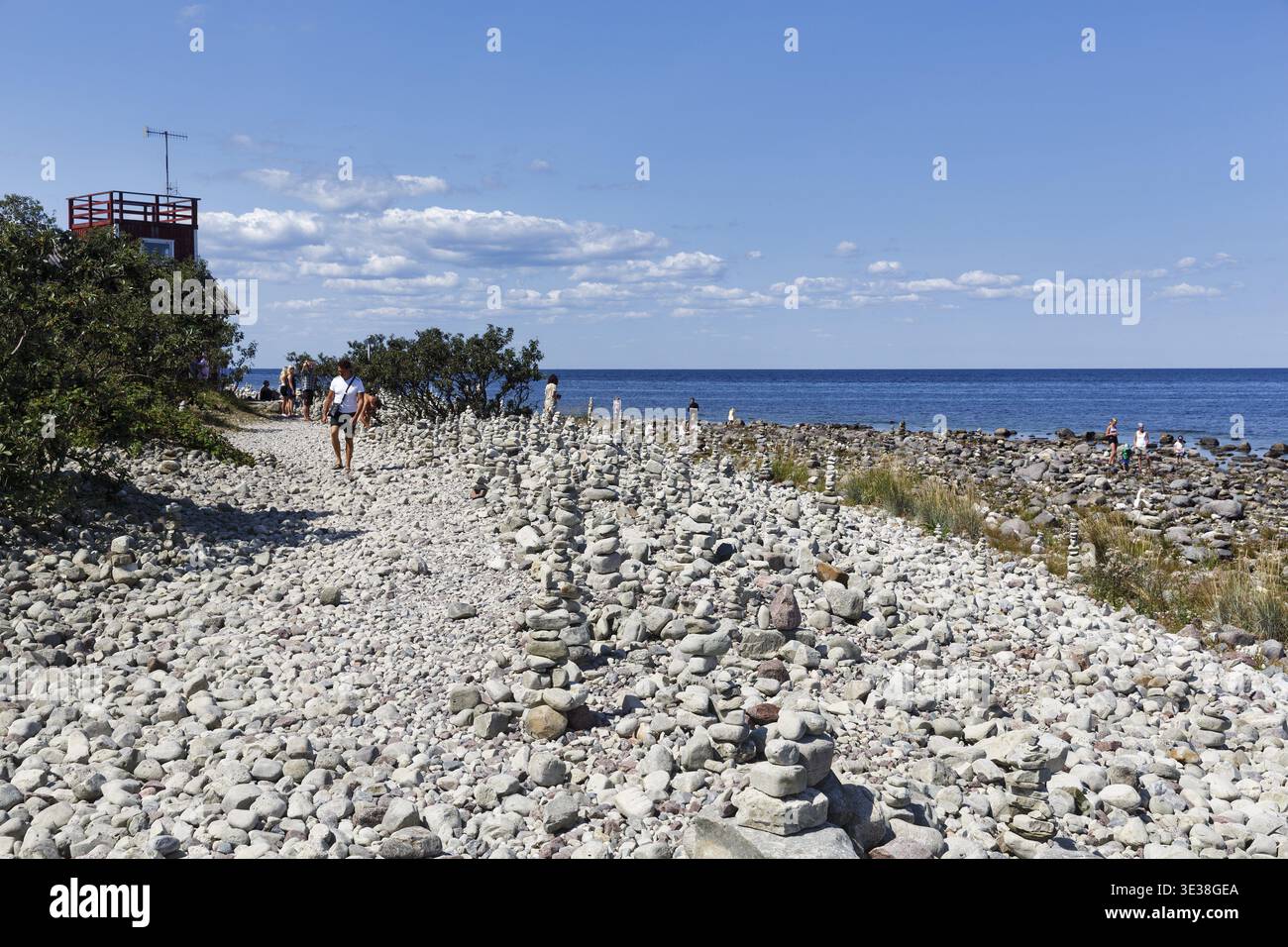 Champ de gravats, plage rocheuse, littoral avec sentier de randonnée sur l'île Stora Grundet, marcheur, pieu de pierre, phare de Langer Erik, Lange Erik, mer Baltique, � Banque D'Images