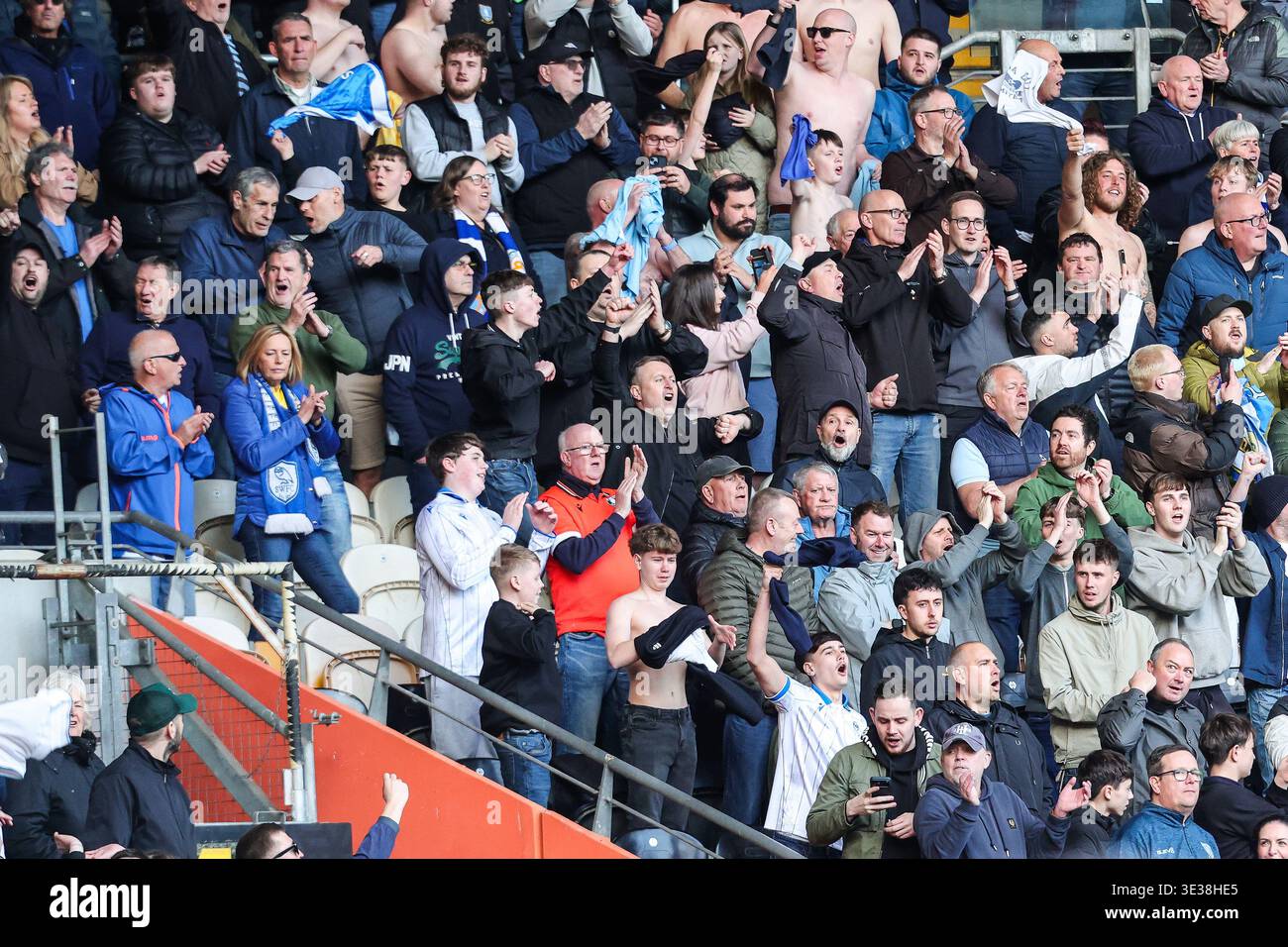 Hull, Royaume-Uni. 21 mars 2026. Fans de Sheffield Wednesday pendant le match de Hull City v Sheffield Wednesday EFL Sky Bet Championship au MKM Stadium, Hull, Angleterre, le 21 mars 2026 crédit : Richard Bierton/Every second Media crédit : Every second Media/Alamy Live News Banque D'Images