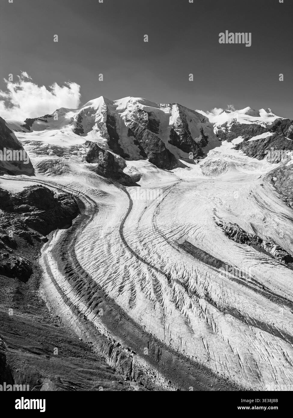 Piz Palu est haut, entouré de crêtes rocheuses et de la vaste étendue du glacier pers. Cette scène alpine suisse à couper le souffle capture la beauté de la nature au cœur des Alpes. Banque D'Images