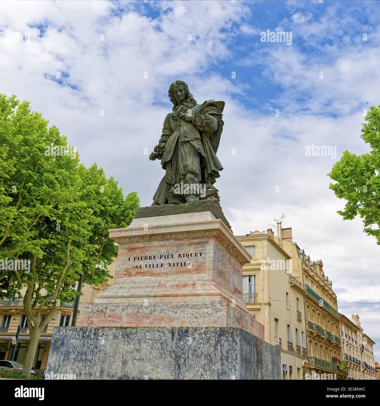 Statue de Pierre-Paul Riquet face à un ciel nuageux et entouré d'arbres, Pierre-Paul Riquet, baron de Bonrepos, ingénieur, Béziers, Sud de la France Banque D'Images