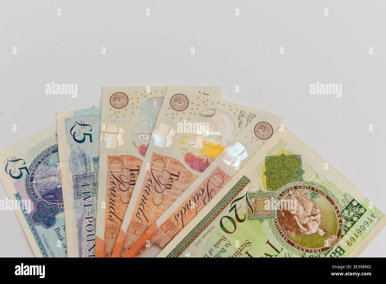Billets de banque en livre sterling britanniques disposés en éventail symbolisant la finance et l'économie britanniques. Banque D'Images