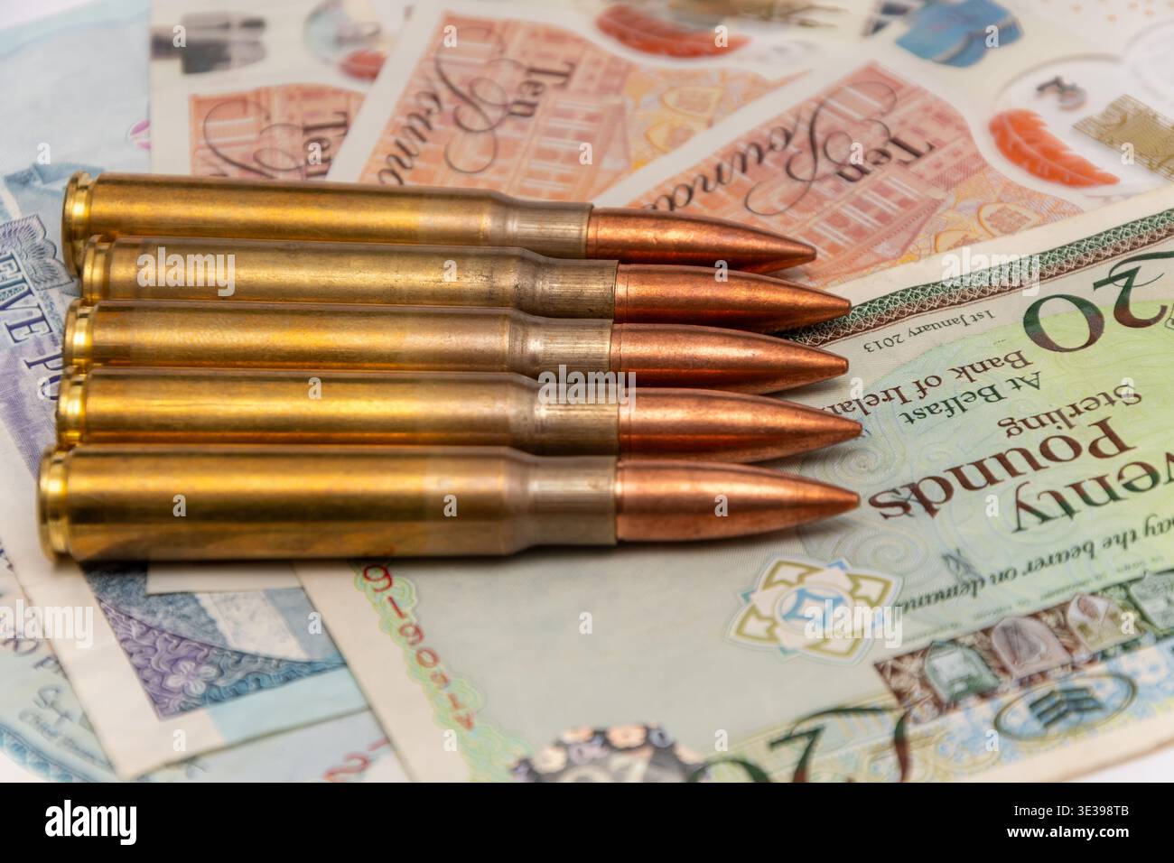 Munitions sur la monnaie anglaise montrant l'impact du conflit sur le système financier. Banque D'Images
