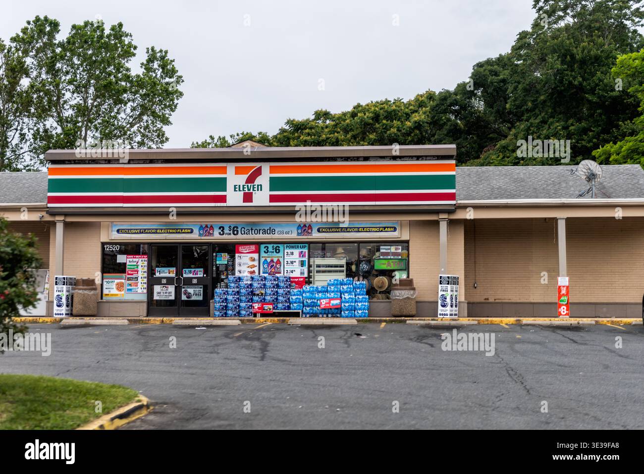 Woodbridge, États-Unis - 27 mai 2025 : route de Virginie du Nord près de Washington DC avec enseigne de magasin de construction pour sept 7-Eleven chaîne marque Banque D'Images