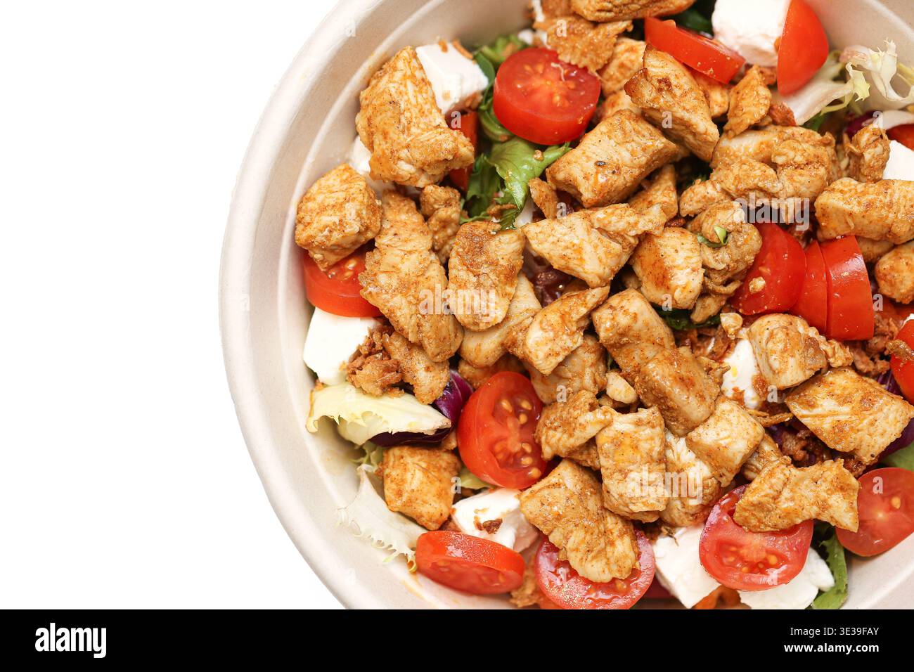 Salade de poulet aux légumes servie dans un bol. Repas équilibré sain préparé à la maison. Concept de nutrition et de régime alimentaire dans une présentation simple et fraîche Banque D'Images