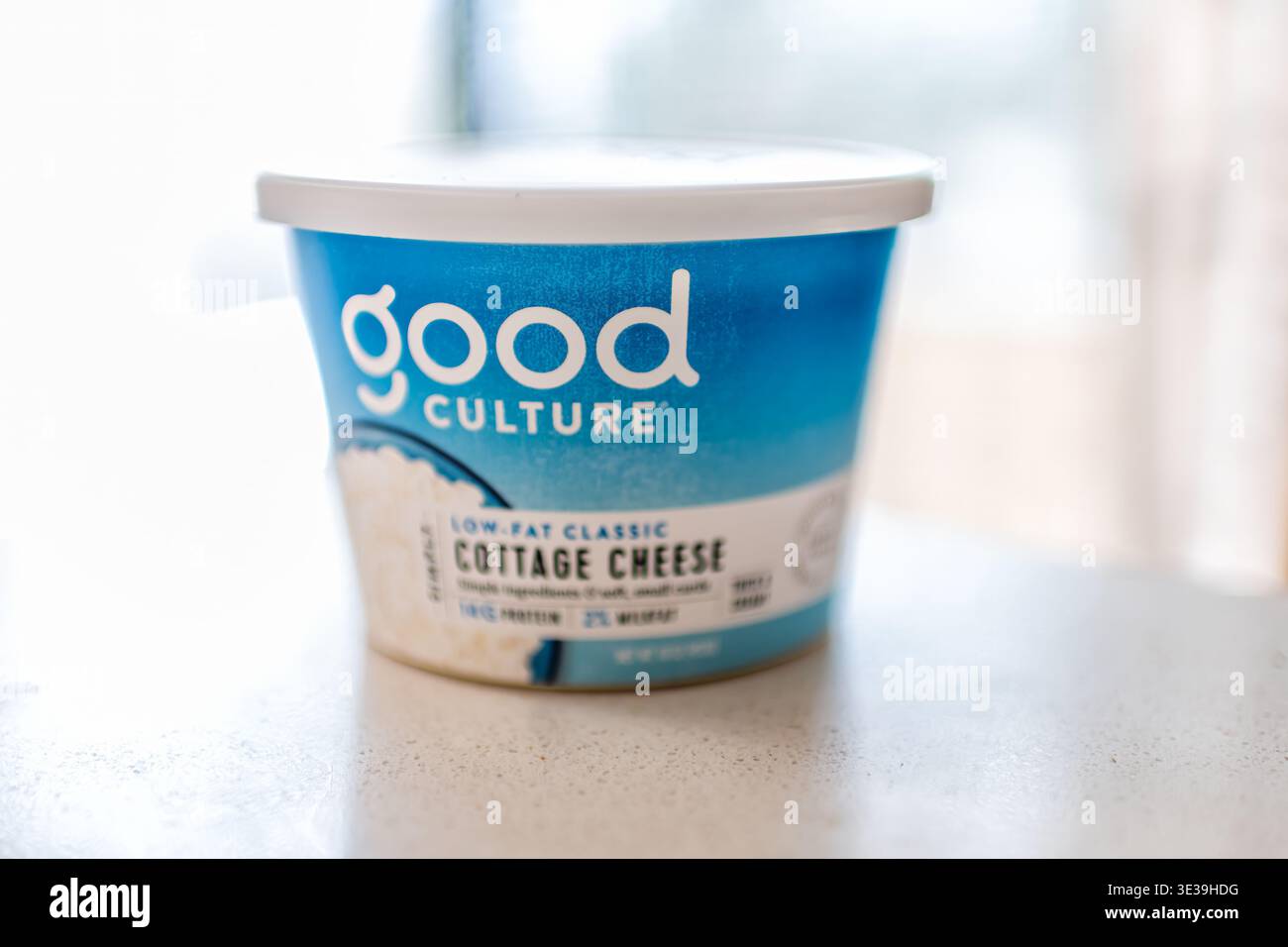 Roseland, États-Unis - 4 mars 2025 : fromage cottage par Good culture dans un récipient en plastique, produit laitier faible en gras gros plan Banque D'Images