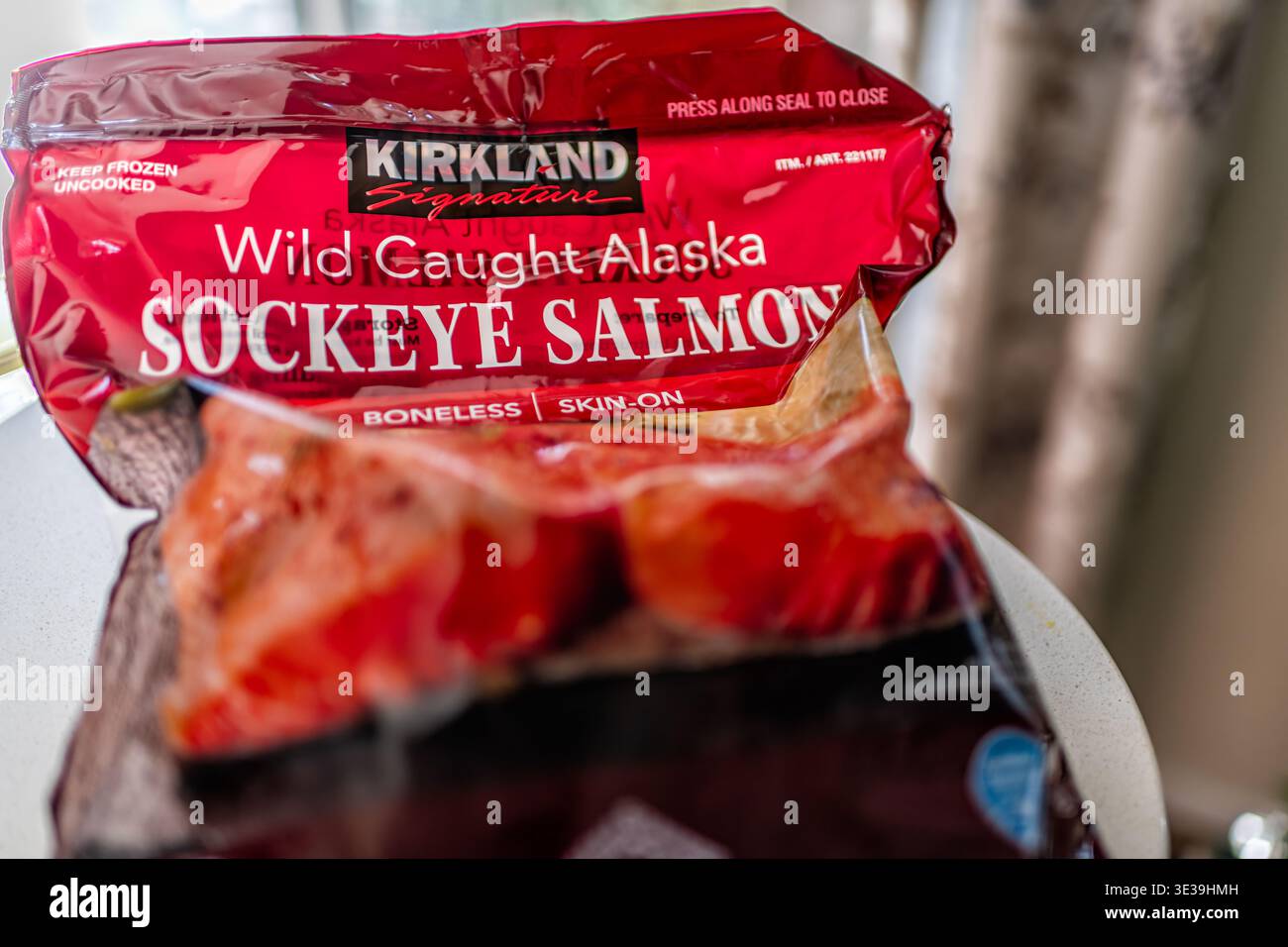 Roseland, États-Unis - 14 mars 2025 : Costco Kirkland marque de saumon sockeye de l'alaska filets surgelés crus de poissons sauvages capturés studio shot Banque D'Images