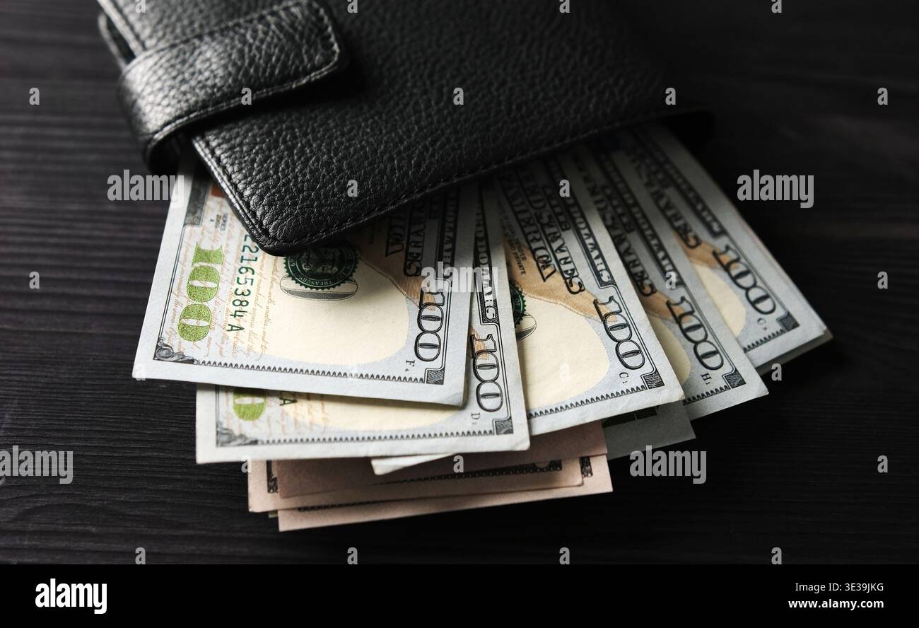 Grand portefeuille en cuir avec dollars américains sur Une table Banque D'Images