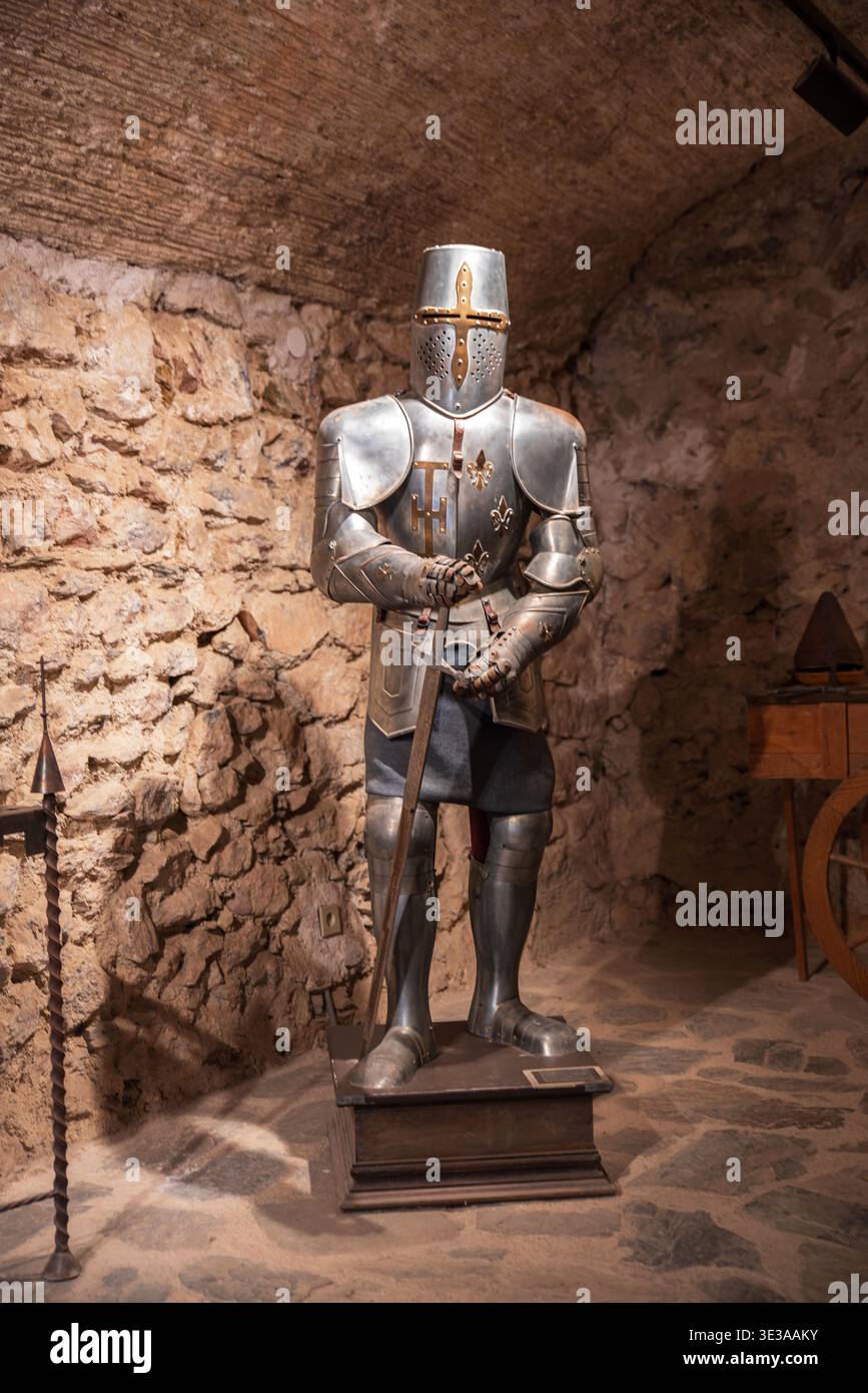 Armure de chevalier médiéval dans le château du village de Castelnou en France Banque D'Images