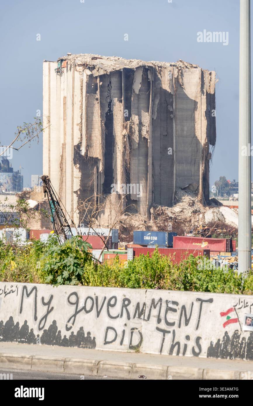Silo à céréales endommagé lors de l'explosion du port de Beyrouth en 2020 au Liban avec l'écriture "mon gouvernement A FAIT ça" Banque D'Images