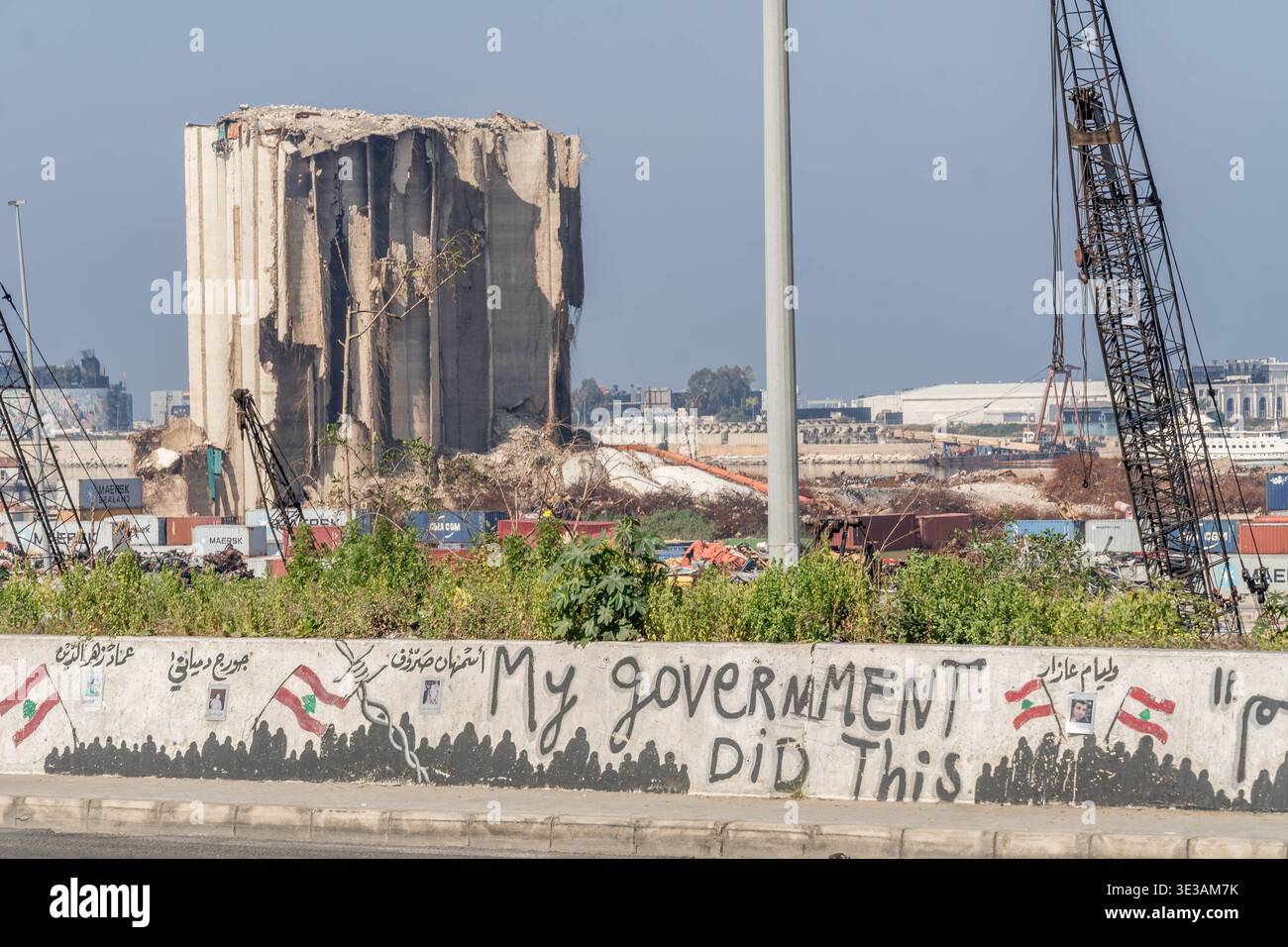 Silo à céréales endommagé lors de l'explosion du port de Beyrouth en 2020 au Liban avec l'écriture "mon gouvernement A FAIT ça" Banque D'Images
