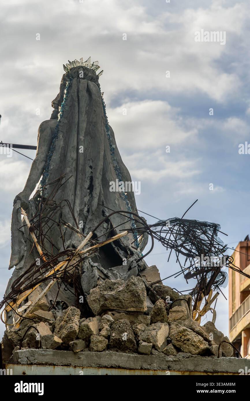 Mémorial avec monument brisé au rond-point de Beyrouth, Liban, honorant les victimes de l'explosion du port de 2020 dans les rues urbaines animées. Banque D'Images