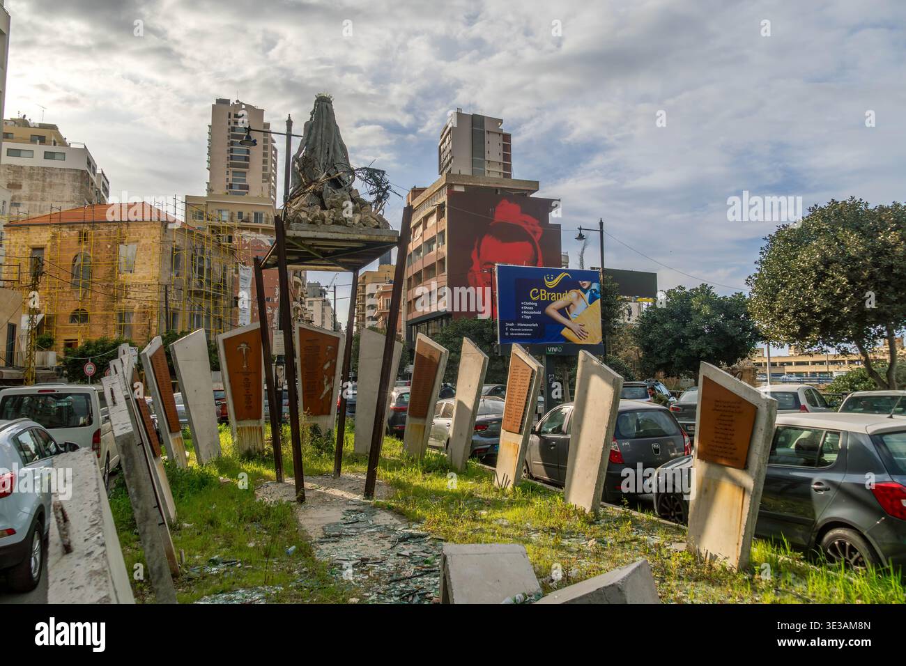 Mémorial à Beyrouth, Liban, honorant les victimes de l'explosion portuaire de 2020 dans les rues urbaines animées. Banque D'Images