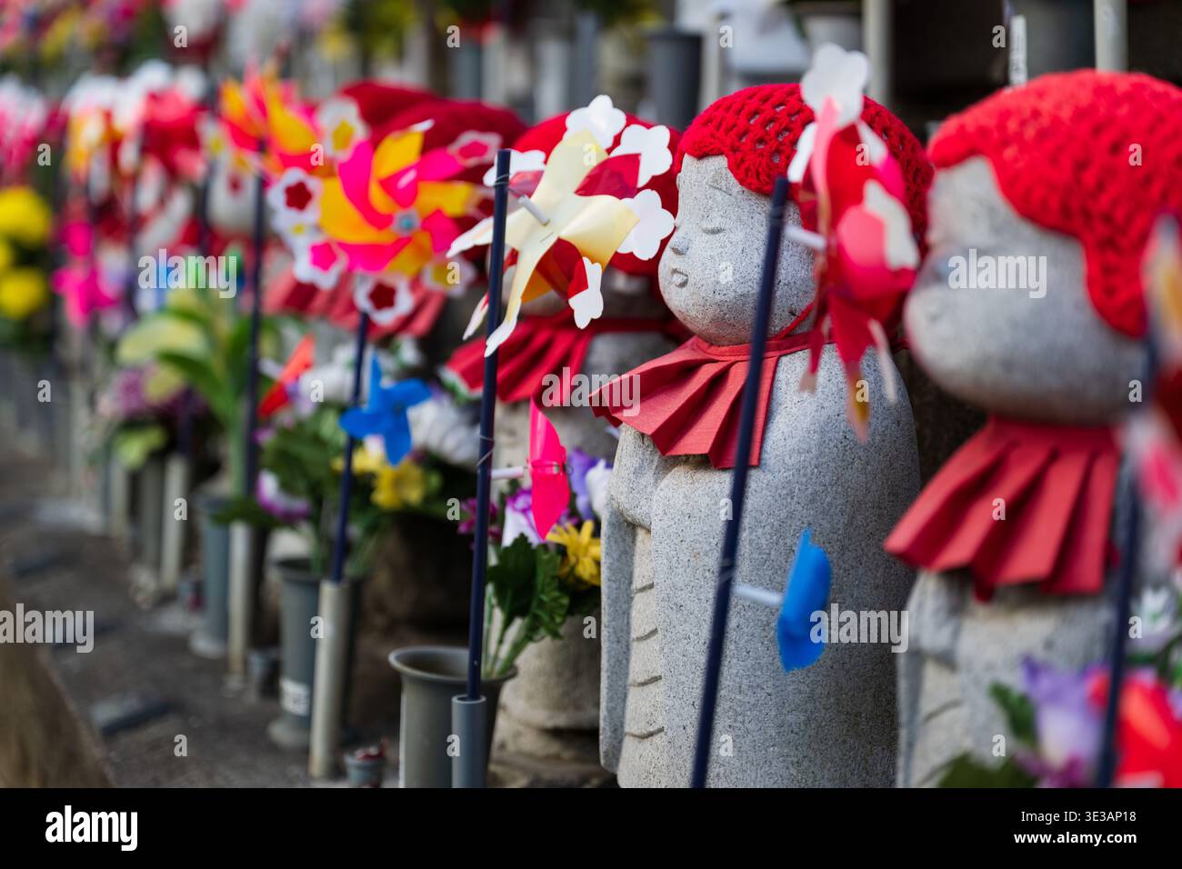 Jardin des enfants à naître, statues jizo au temple Zojo-ji Tokyo Banque D'Images