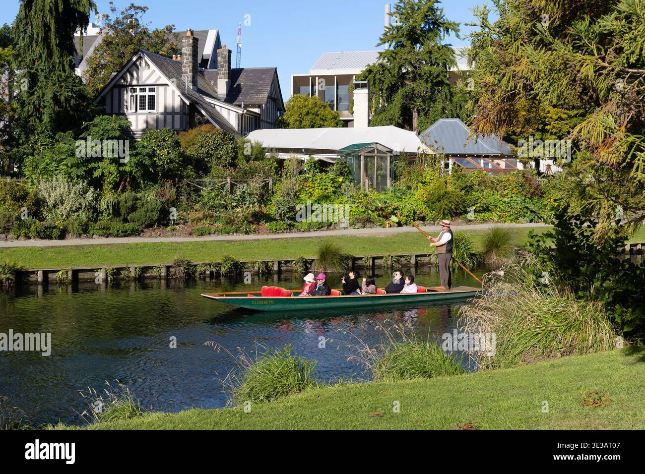 Pontage sur la rivière Avon avec guide et passagers, Hagley Park, Christchurch, Nouvelle-Zélande. Banque D'Images