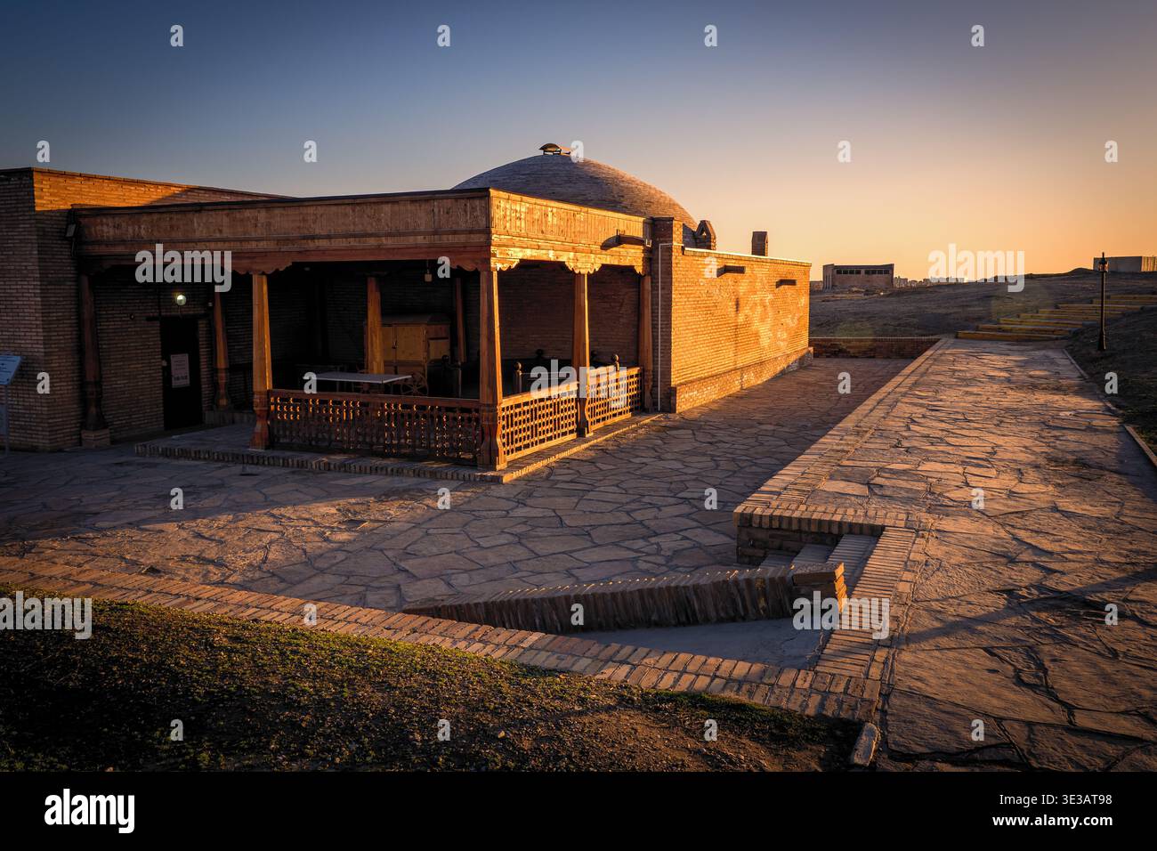 Vue extérieure au coucher du soleil de l'ancienne maison de bains orientale, située à côté du mausolée inachevé de Khoja Ahmed Yasawi, au Turkistan, Kazakhstan Banque D'Images
