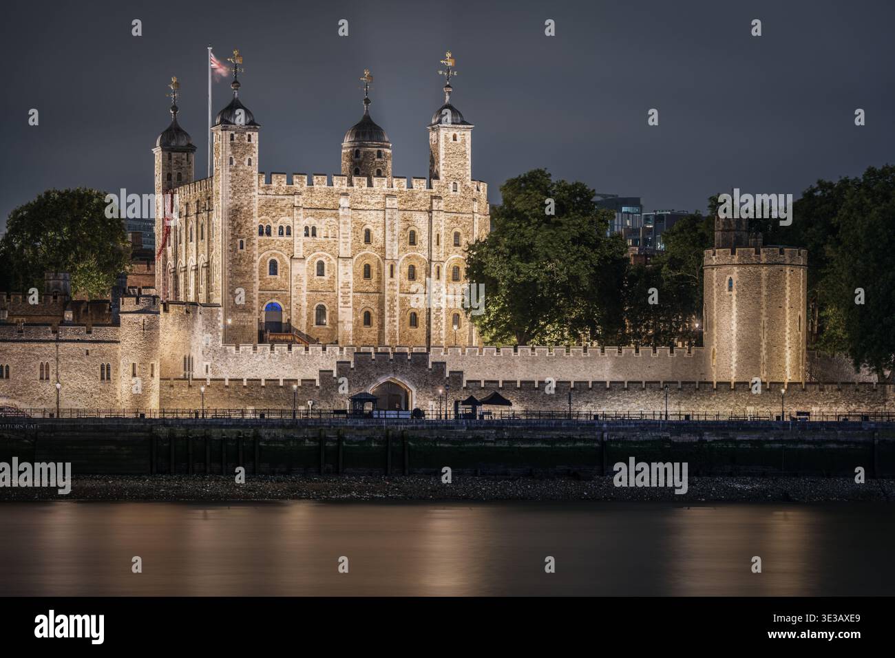 Vue panoramique nocturne des murs et tours de la forteresse illuminés de la Tour de Londres Banque D'Images