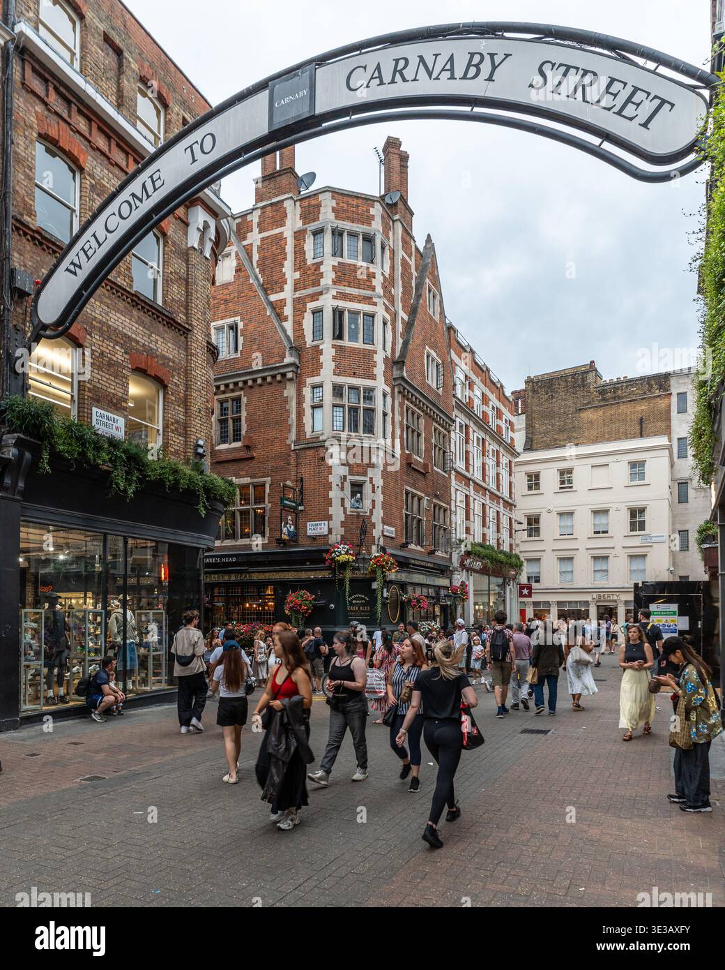 L'emblématique arc Welcome to Carnaby Street dans le West End de Londres, en Angleterre Banque D'Images