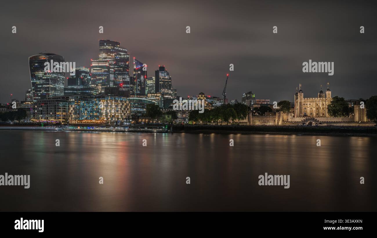 Vue de nuit sur la Tour de Londres, la Tamise et les gratte-ciel de la ville de Londres Banque D'Images