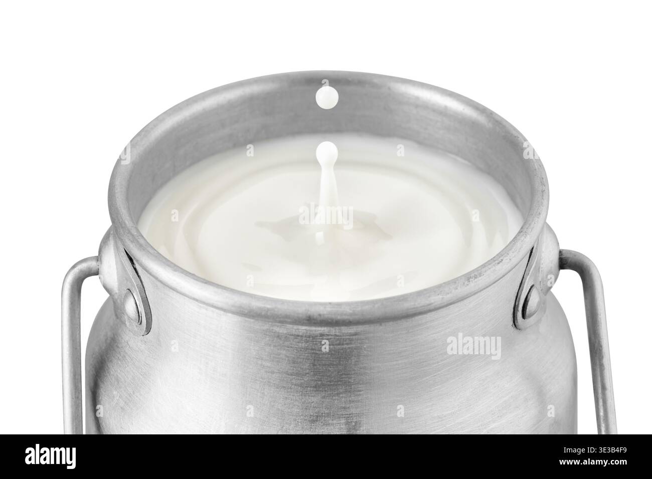 Goutte tombant dans la boîte de lait rétro et créé éclaboussure avec ondulation circulaire isolé sur fond blanc Banque D'Images