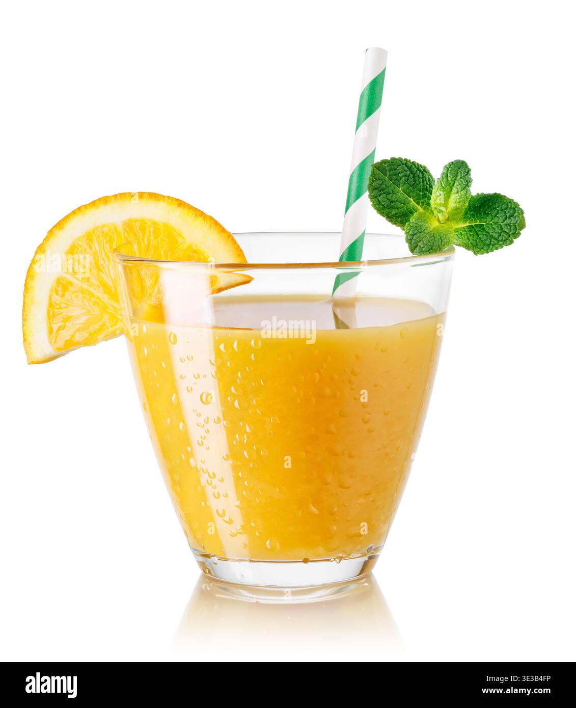 Verre de jus d'orange frais avec tranche et brin de menthe isolé sur fond blanc Banque D'Images