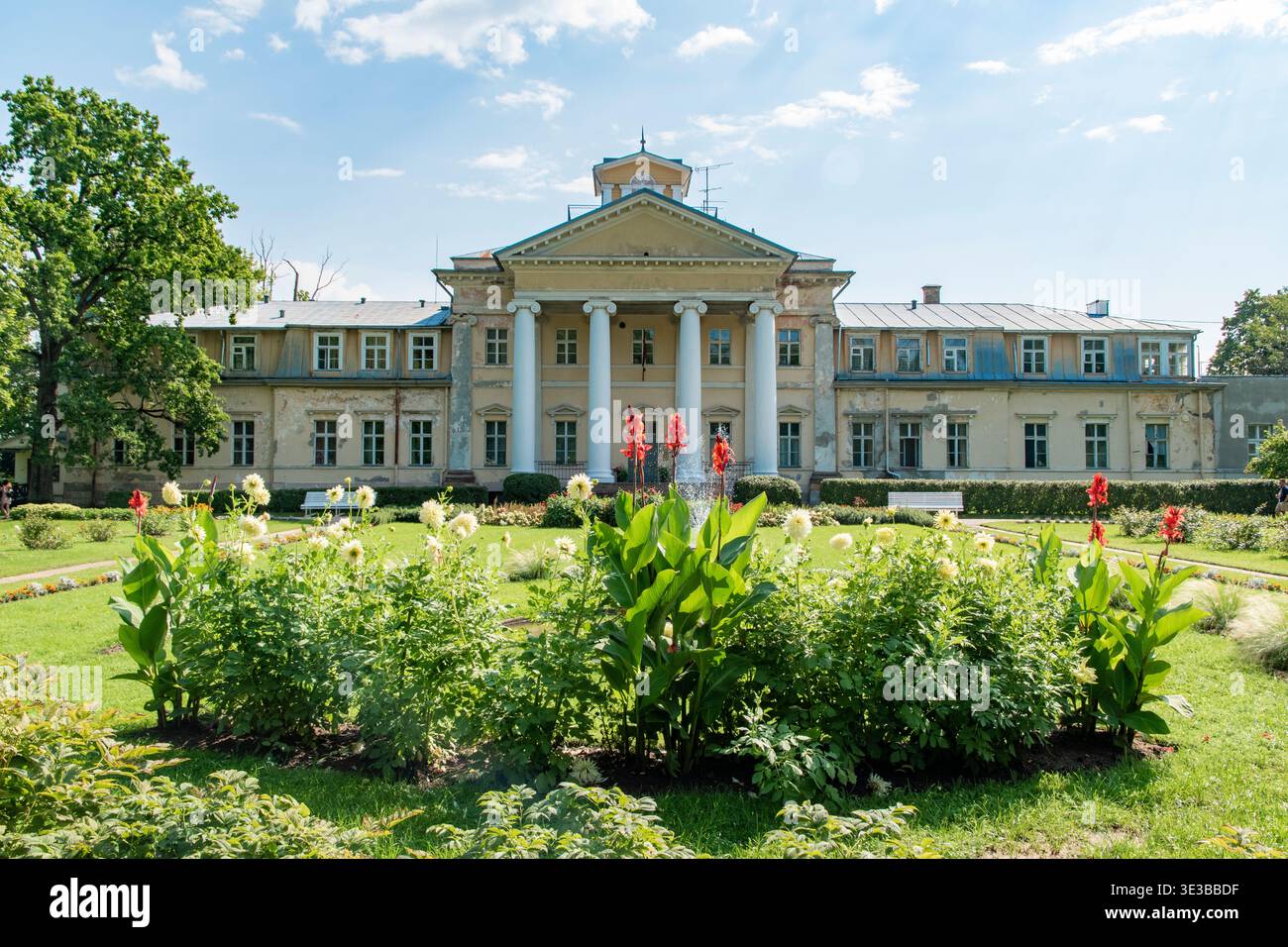 Le Krimuldas Muiza est un manoir historique situé à Sigulda, en Lettonie. Le bâtiment présente une architecture classique avec des colonnes proéminentes... Banque D'Images