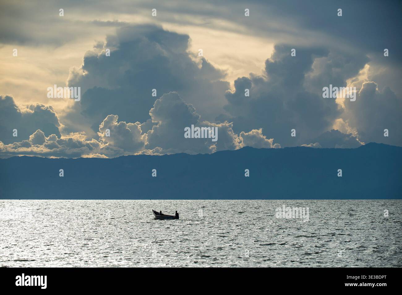 Bateau de pêche sur le canal de Kazinga, parc national de la Reine Elizabeth, Ouganda Banque D'Images