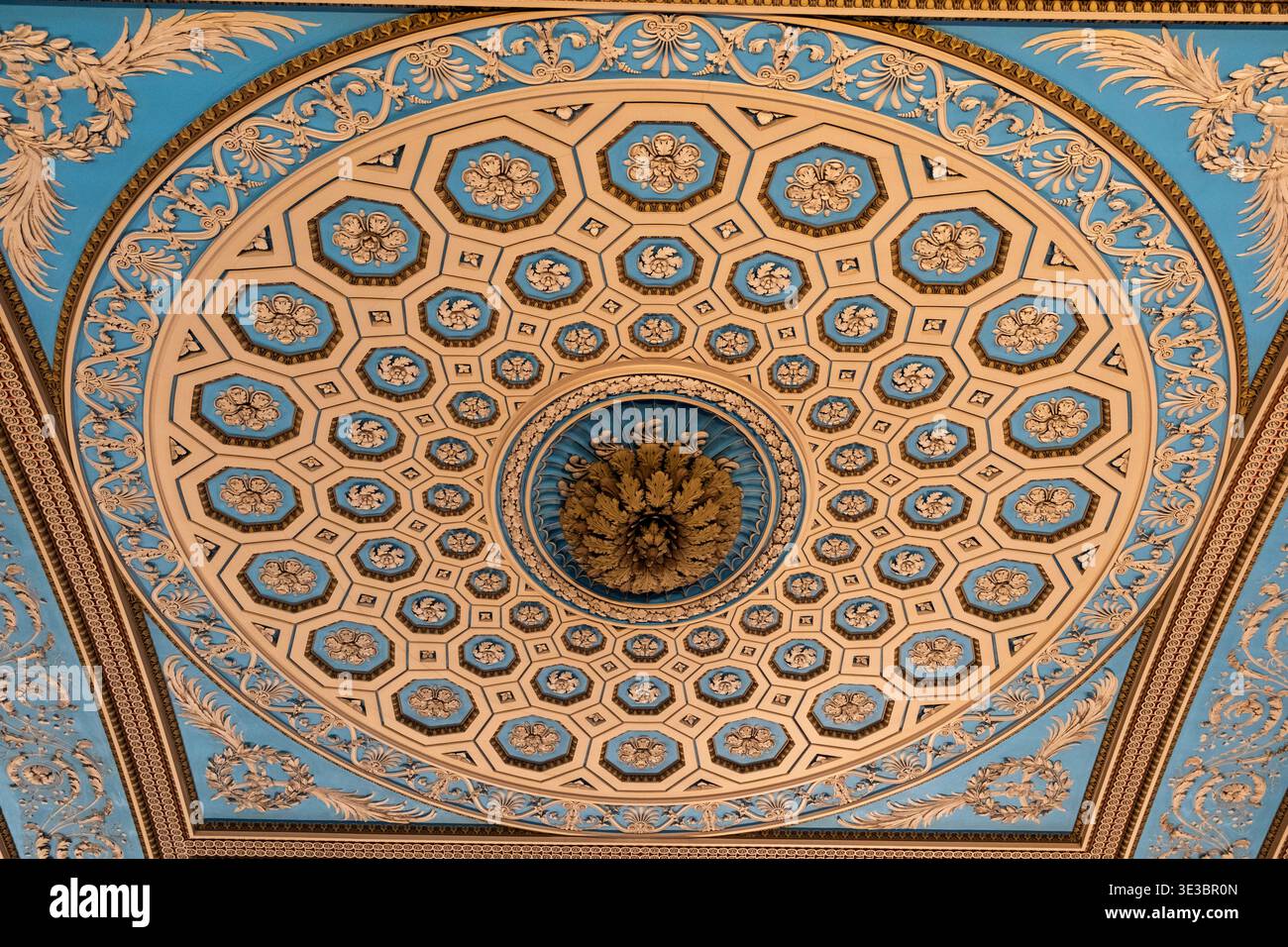 Chapelle de Pierre et de Saint Paul au Old Royal Naval College. Le plafond de la chapelle, conçu par le maître plâtrier John Papworth. Banque D'Images