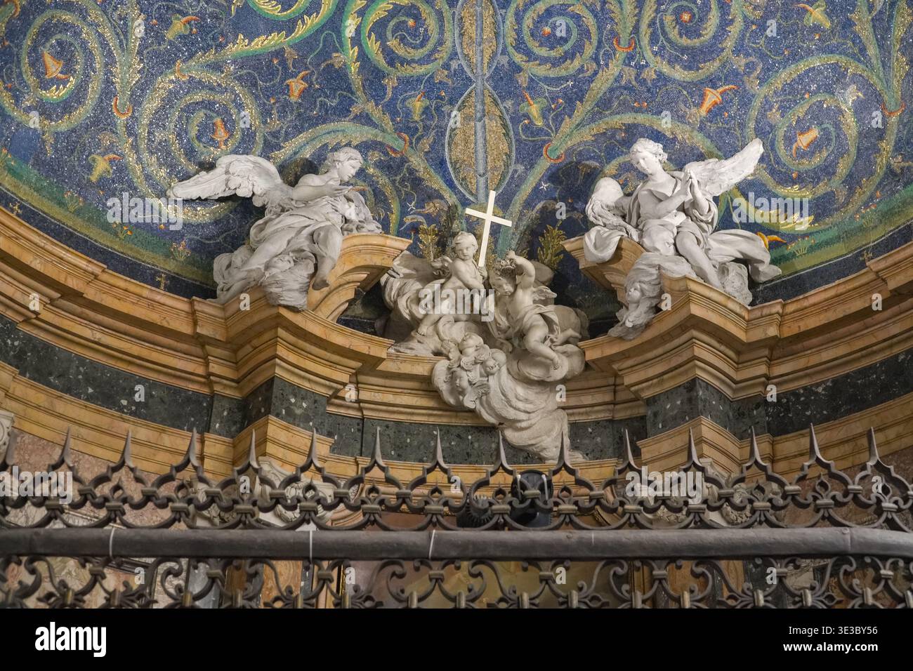Statues intérieures du baptistère du Latran et plafond en mosaïque dorée orné d'anges et de chérubins. Rome, Italie. Art baroque au-dessus d'une balustrade de fer. Banque D'Images