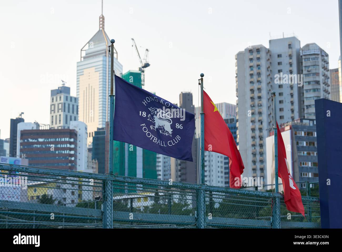 Le drapeau du Hong Kong Football Club à côté du drapeau national de la Chine et le drapeau régional de la RAS de Hong Kong flottent à l'extérieur du terrain du Hong Kong Football Club. Banque D'Images