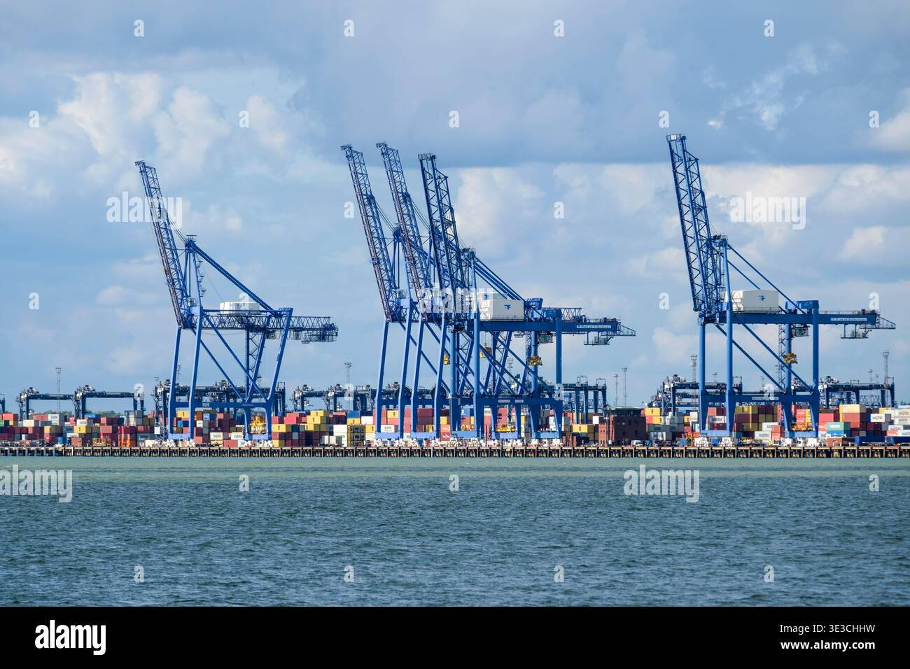 Grues de manutention de conteneurs dans le port de Felixstowe, Suffolk, Royaume-Uni Banque D'Images