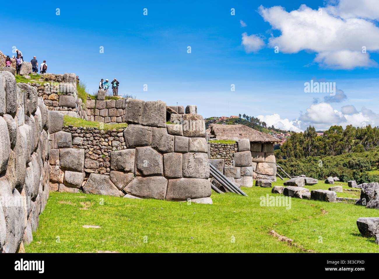 Cusco, Pérou - 22 mars 2025 : groupes de touristes visitant l'ancienne forteresse Inca de Sacsayhuaman surplombant Cusco, dans la Vallée sacrée Banque D'Images