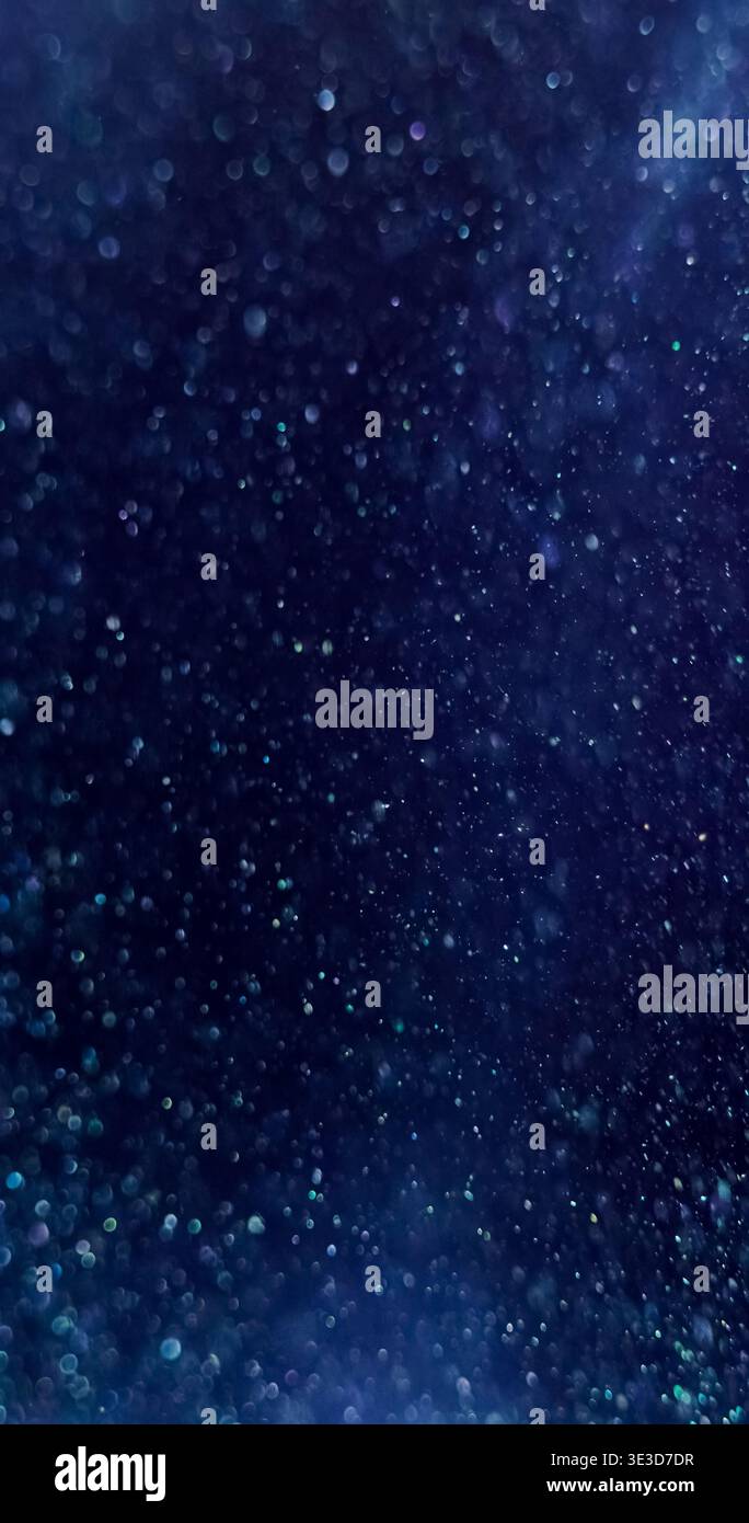 Texture scintillante défocalisée. Fond bleu. Cosmique violet vif Glimmer brillant flux éblouissant sur l'abstraction de lumière bokeh art acrylique. Banque D'Images