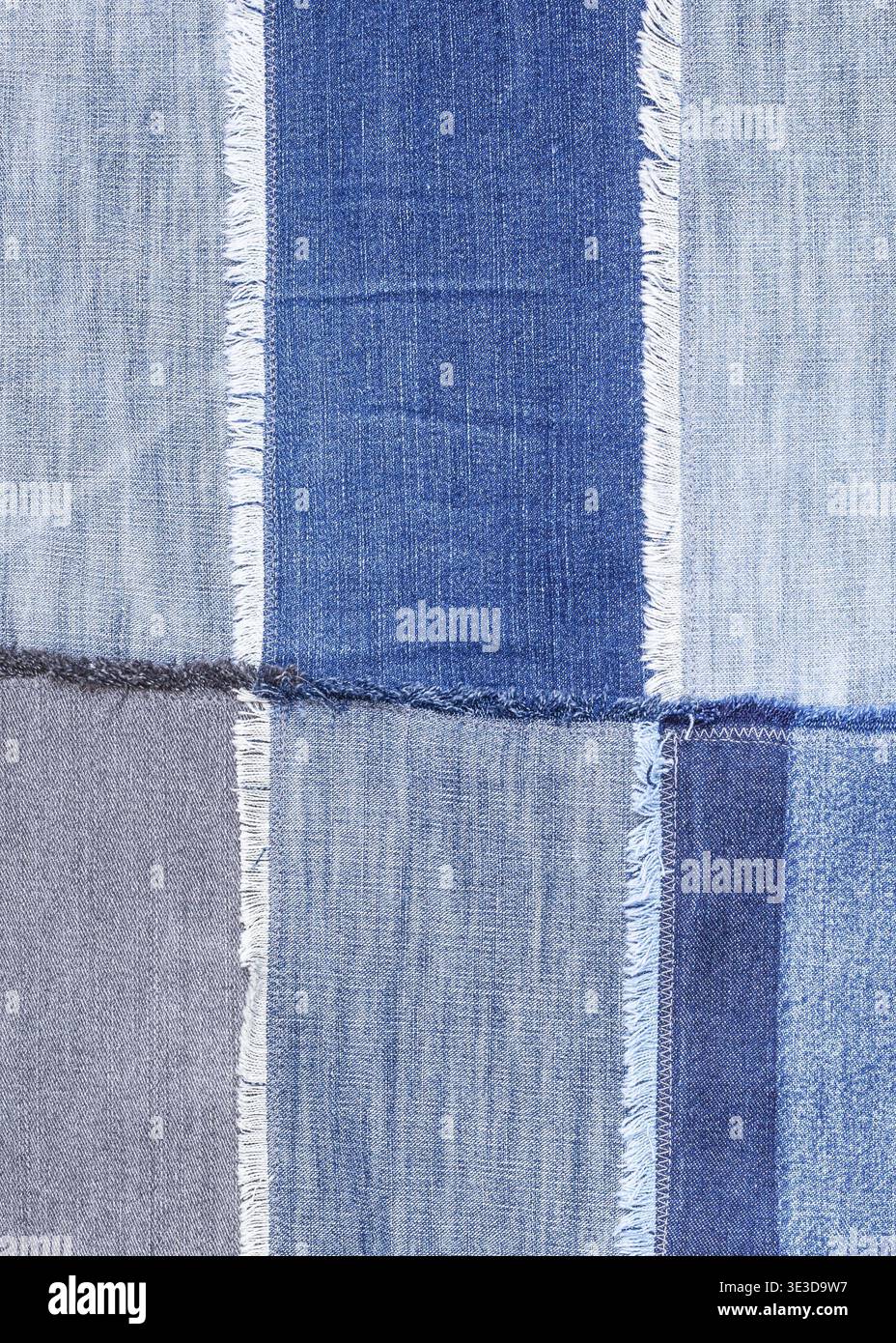 Fond textile patchwork gros plan de divers rabats en denim bleu Banque D'Images