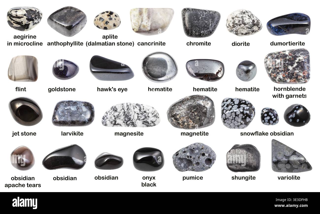 Ensemble de diverses pierres précieuses sombres avec des noms (magnésite, hématite, obsidienne, magnétite, hornblende, shungite, onyx, silex, diorite, chromite, anthophylle Banque D'Images