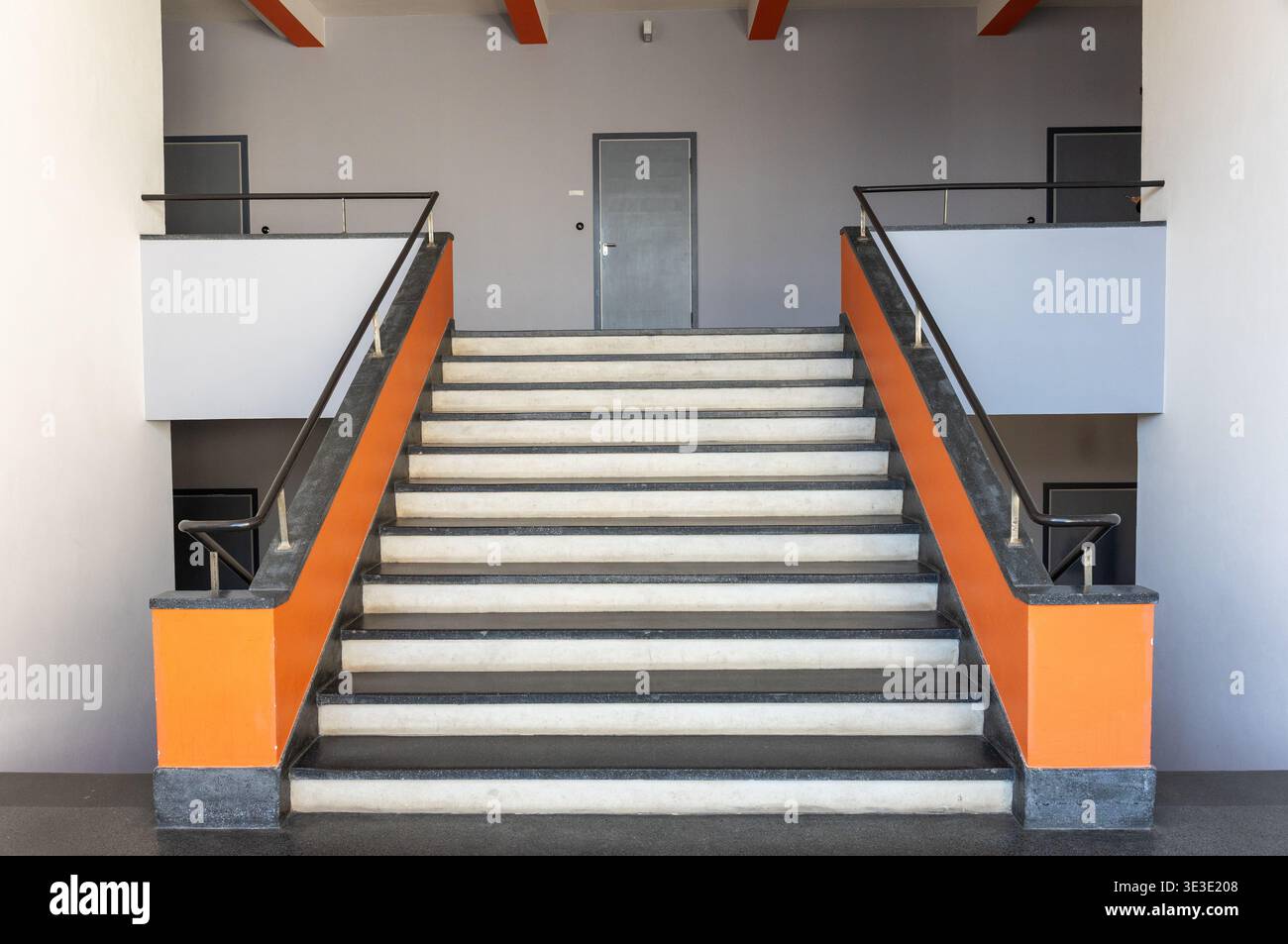 Intérieur d'escalier moderne avec design symétrique espace d'architecture minimal à l'intérieur Banque D'Images