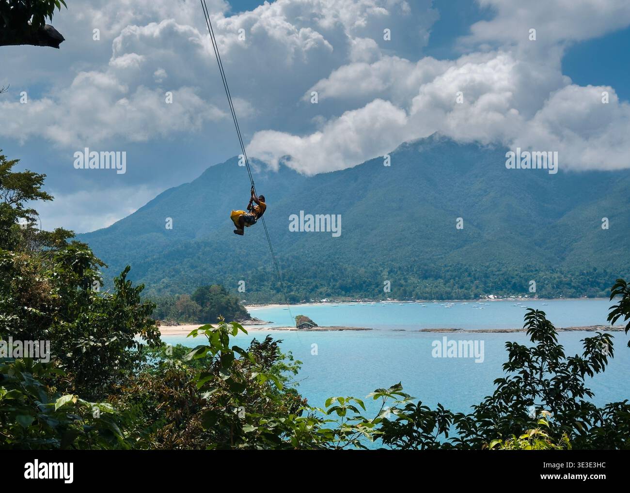 Excursion touristique Sabang X Zipline sur la plage de Sabang, Puerto Princesa, Palawan, Philippines, avec vue sur la côte près de la rivière souterraine. - Image de stock capturée avec un smartphone