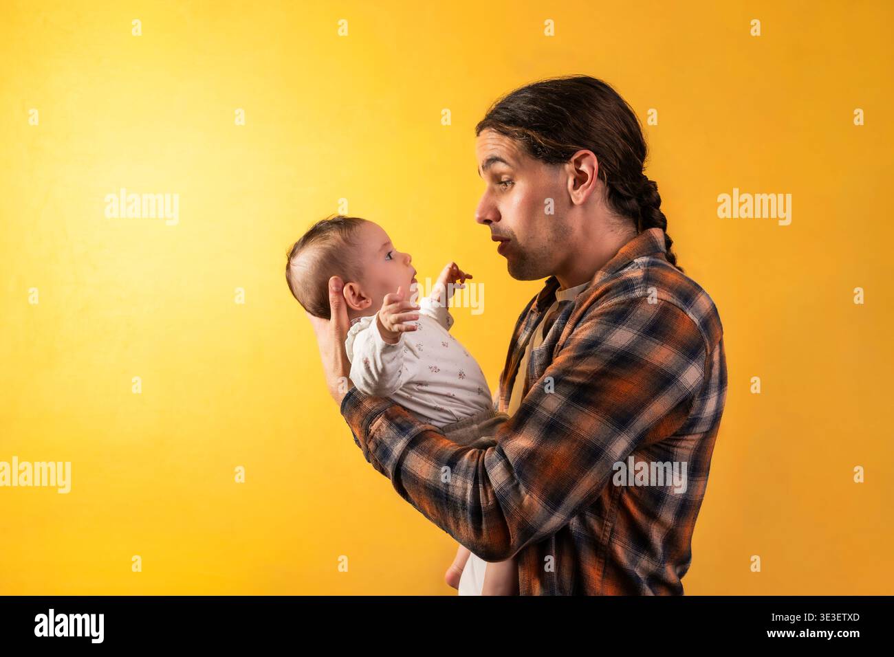 Père tenant bébé nouveau-né et regardant avec amour Banque D'Images