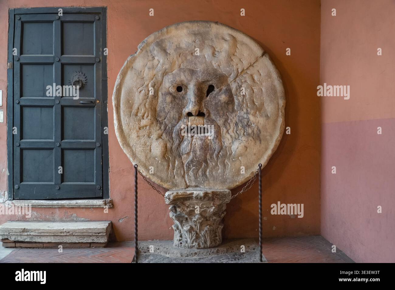 Bouche de vérité Bocca della Verità. Rome, Italie. Sculpture en marbre antique, légende médiévale concernant les mordures à la main. Aucune personne visible. Banque D'Images