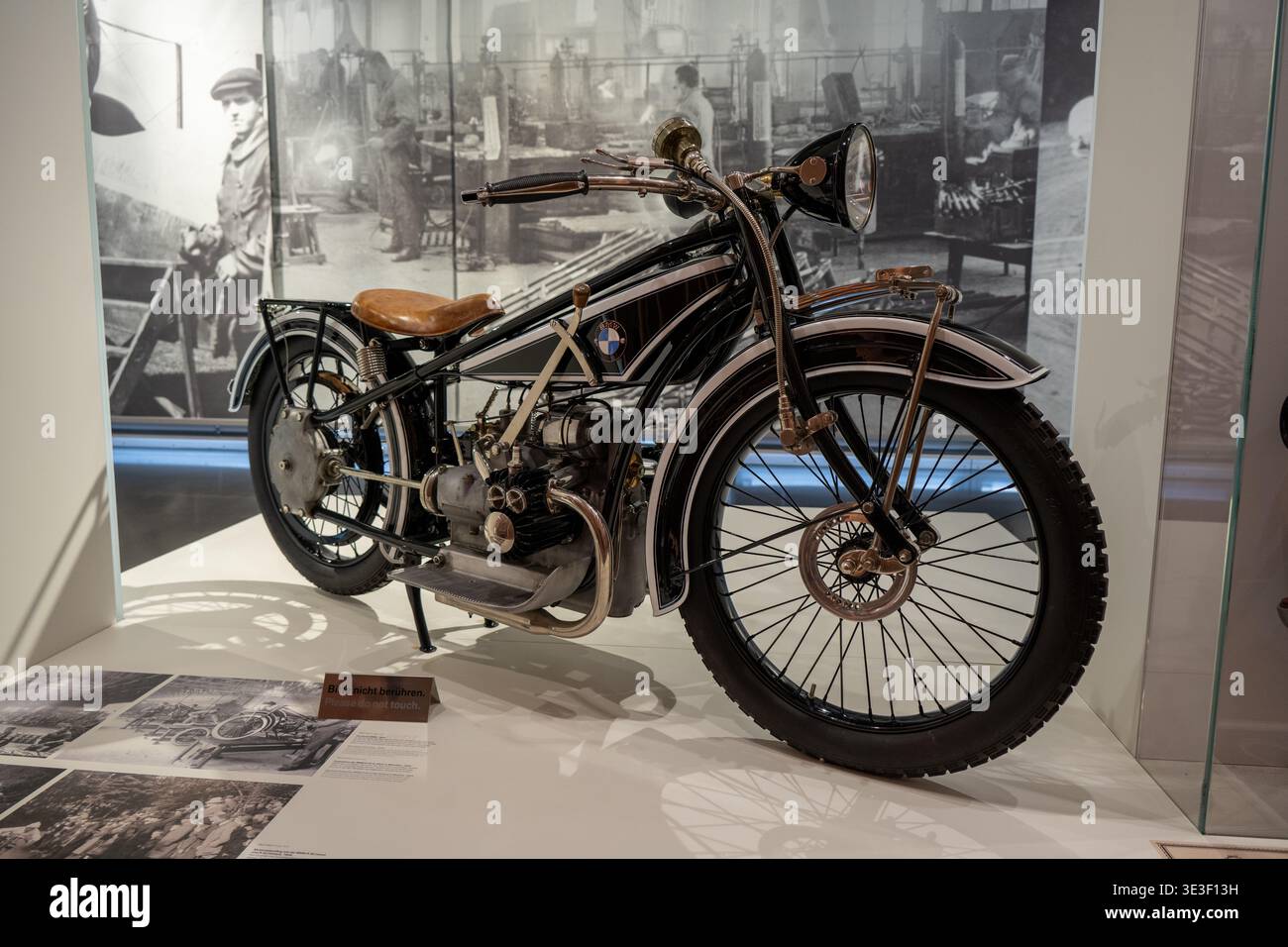 Munich, Allemagne - 29 mars 24 : une moto BMW historique exposée au musée BMW de Munich, Allemagne. Banque D'Images