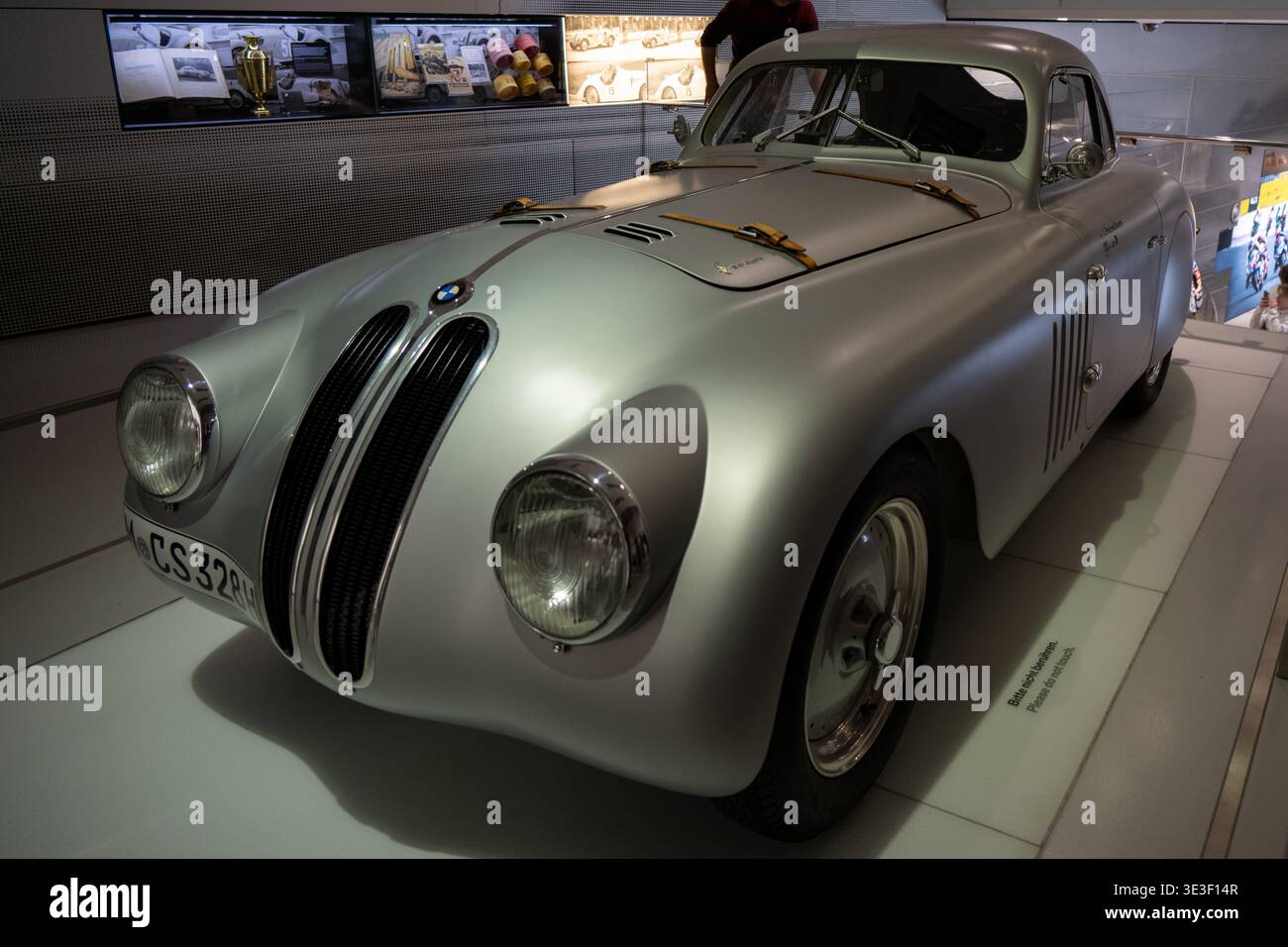 Munich, Allemagne - 29 mars 24 : voiture de sport BMW classique exposée au musée BMW de Munich, Allemagne. Banque D'Images
