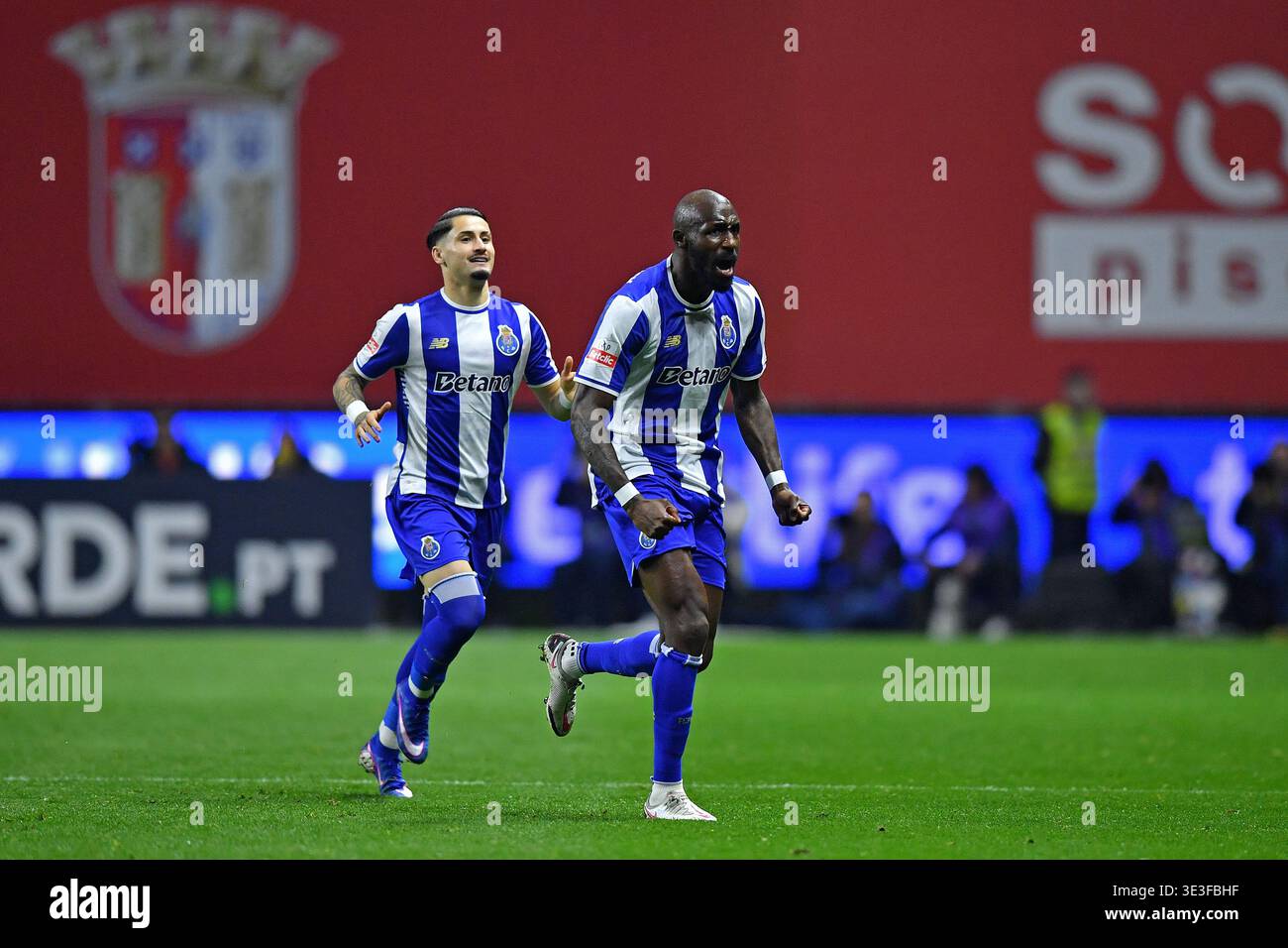 Braga, Portugal. 22nd Mar, 2026. Estadio Municipal de Braga, Primeira Liga 2025-2026, SC Braga versus FC Porto: Seko Fofana of FC Porto celebrates after scoring the second goal of his team with Borja Sainz during a match between SC Braga and FC Porto for the Primeira Liga 2025/2026 at Estadio Municipal de Braga in Braga on March 22, 2026. Photo: Daniel Castro/DiaEsportivo/Alamy Live News Credit: DiaEsportivo/Alamy Live News Banque D'Images