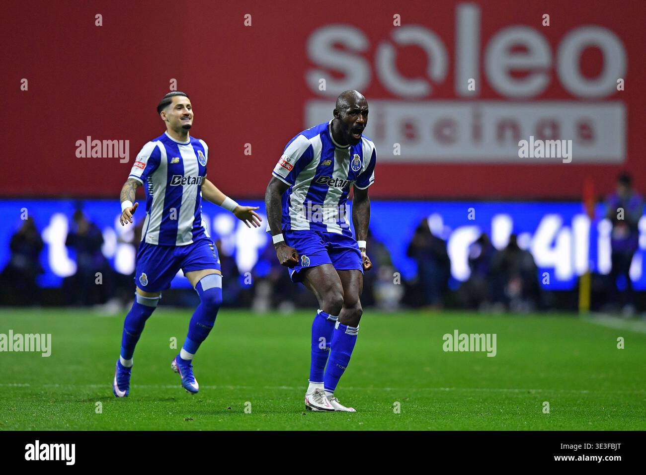 Braga, Portugal. 22nd Mar, 2026. Estadio Municipal de Braga, Primeira Liga 2025-2026, SC Braga versus FC Porto: Seko Fofana of FC Porto celebrates after scoring the second goal of his team with Borja Sainz during a match between SC Braga and FC Porto for the Primeira Liga 2025/2026 at Estadio Municipal de Braga in Braga on March 22, 2026. Photo: Daniel Castro/DiaEsportivo/Alamy Live News Credit: DiaEsportivo/Alamy Live News Banque D'Images